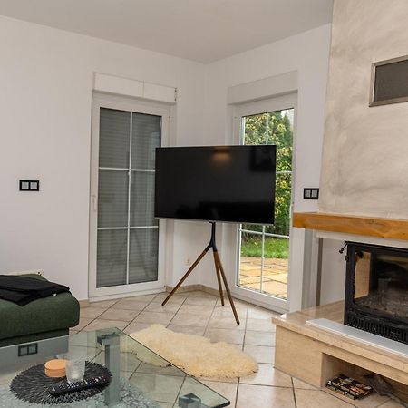 Ganzes Ferienhaus In Leipzig Mit Garage Und Fussbodenheizung エクステリア 写真