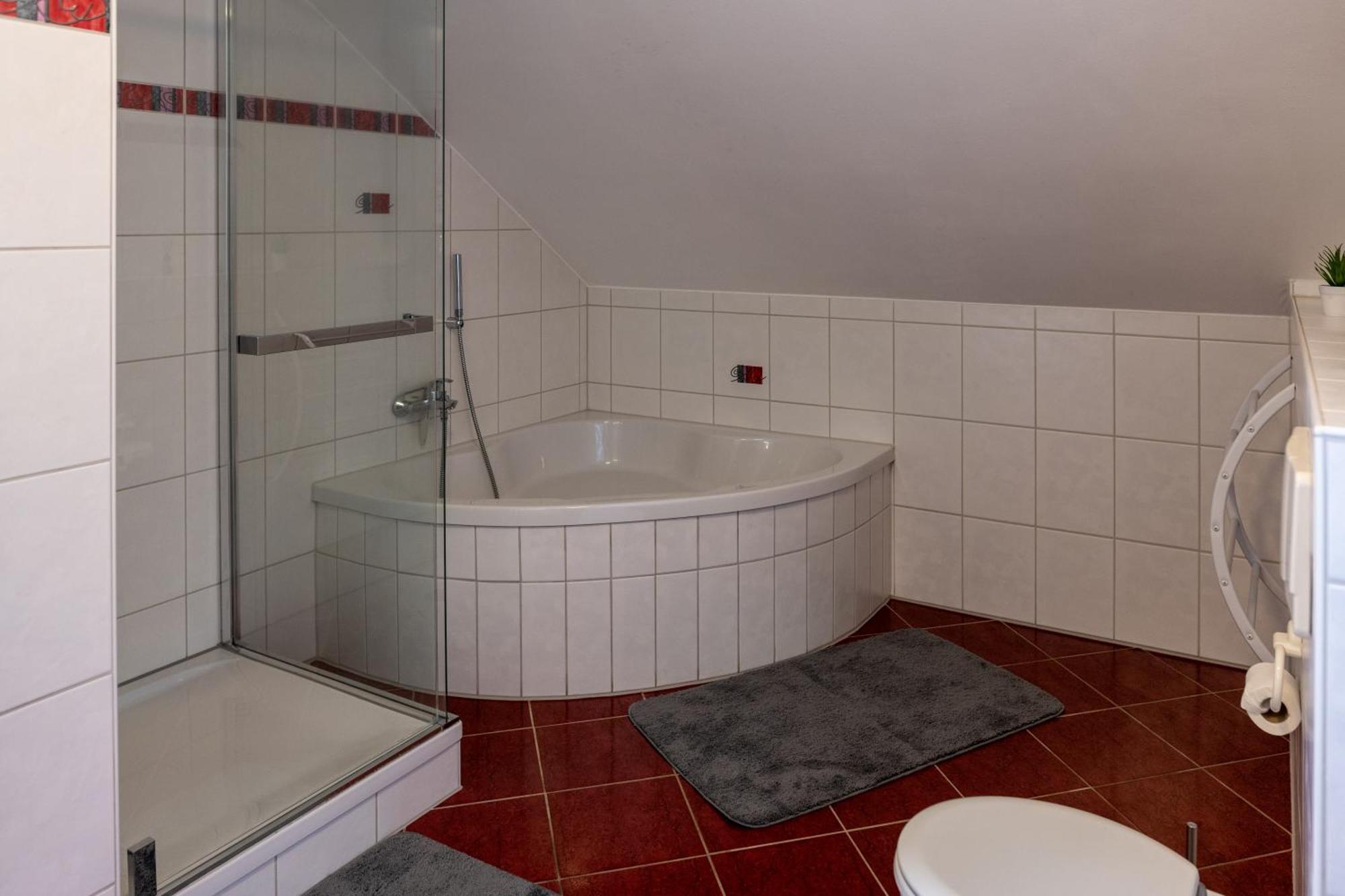 Ganzes Ferienhaus In Leipzig Mit Garage Und Fussbodenheizung エクステリア 写真